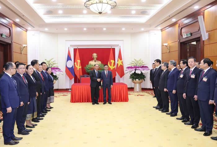  Thường trực Ban Bí thư Trần Cẩm Tú và Thường trực Ban Bí thư Lào Vilay Lakhamphong sáng 15-10. Ảnh: QUANG PHÚC 