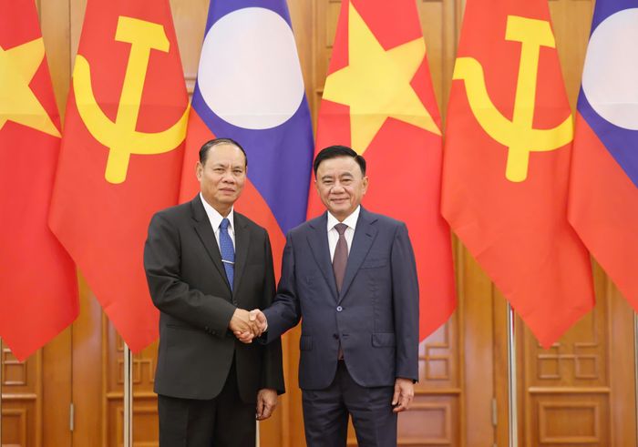  Thường trực Ban Bí thư Trần Cẩm Tú và Thường trực Ban Bí thư Lào Vilay Lakhamphong sáng 15-10. Ảnh: QUANG PHÚC 