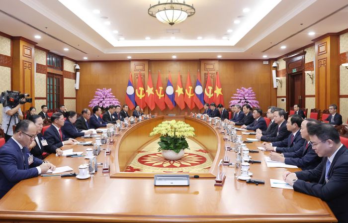  Thường trực Ban Bí thư Trần Cẩm Tú hội đàm với Thường trực Ban Bí thư Lào Vilay Lakhamphong sáng 15-10. Ảnh: QUANG PHÚC 