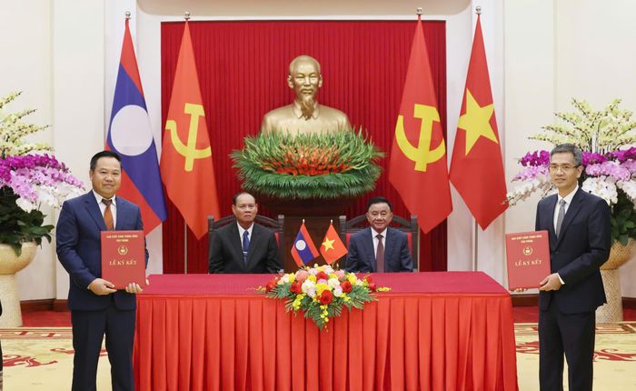  Thường trực Ban Bí thư Trần Cẩm Tú và Thường trực Ban Bí thư Lào Vilay Lakhamphong chứng kiến lễ trao văn kiện hợp tác sáng 15-10. Ảnh: QUANG PHÚC 