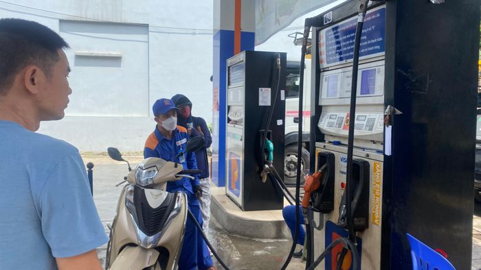 Kỳ này, các mặt hàng xăng giảm giá. Trong ảnh, một cửa hàng xăng dầu tại Hà Nội. Ảnh minh họa: PHÚC HẬU
