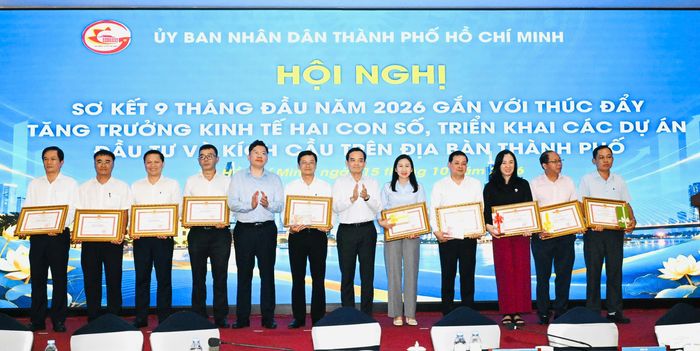 Bí thư Thành ủy TPHCM Trần Lưu Quang cùng Phó Chủ tịch UBND TPHCM Hoàng Nguyên Dinh trao Bằng khen của Chủ tịch UBND TPHCM và quà của lãnh đạo thành phố đến các tập thể có thành tích xuất sắc trên các lĩnh vực kinh tế - xã hội. Ảnh: VIỆT DŨNG