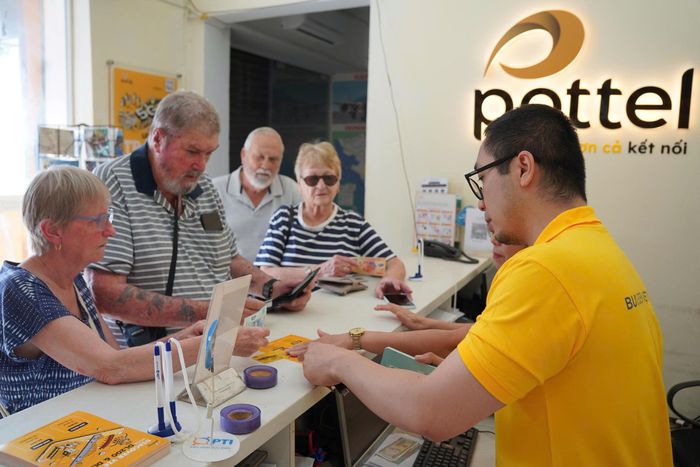  Một cửa hàng bán SIM du lịch Pottel của Vietnam Post ở Hà Nội. Ảnh: Đ.M 