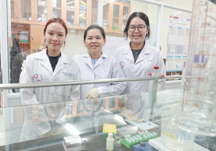  PGS-TS Nguyễn Thị Hiệp (giữa) cùng sinh viên trong phòng thí nghiệm. 