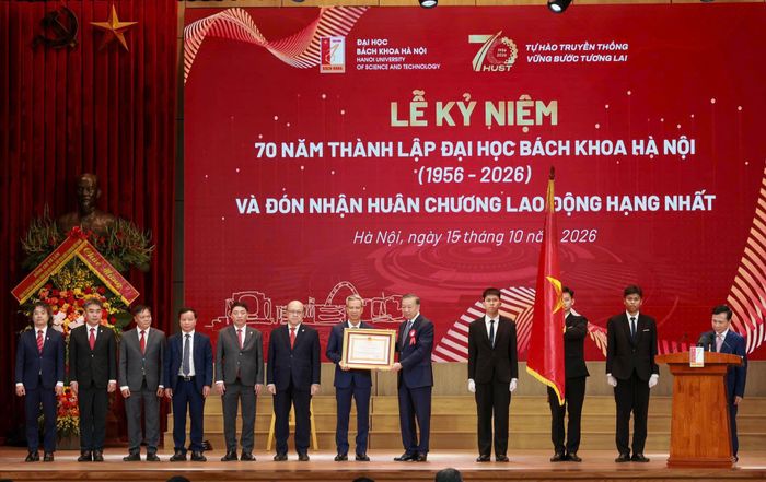 Tổng Bí thư, Chủ tịch nước Tô Lâm trao Huân chương Lao động hạng Nhất cho Đại học Bách khoa Hà Nội. Ảnh: VIẾT CHUNG