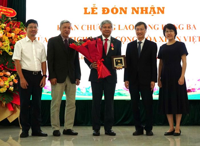  Đại diện Bộ Y tế và Đại học Nagasaki (Nhật Bản) tặng hoa và quà lưu niệm chúc mừng Giáo sư Yoshida Lay Myint 