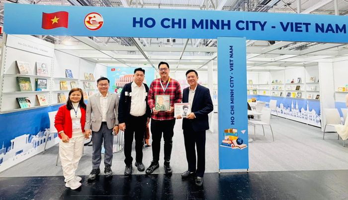  Nhiều đối tác nước ngoài tìm hiểu, đề xuất hợp tác tại hội sách. Ảnh: NXB Tổng hợp TPHCM 