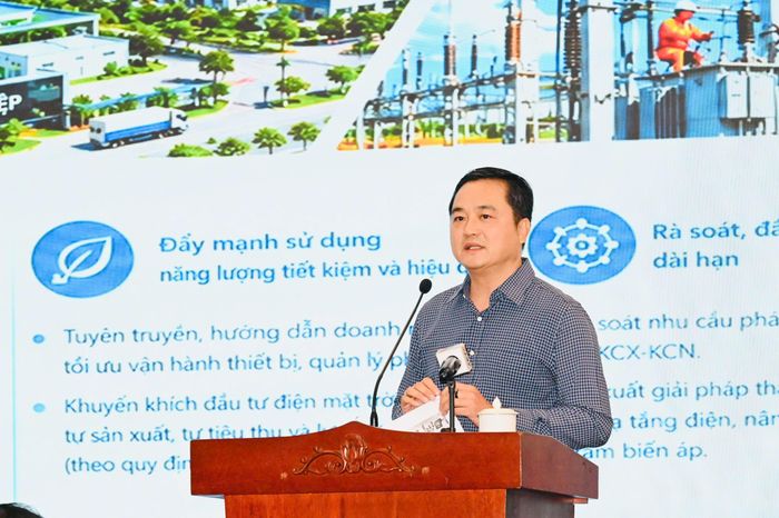  Giám đốc Sở Công Thương Bùi Tá Hoàng Vũ thảo luận 
