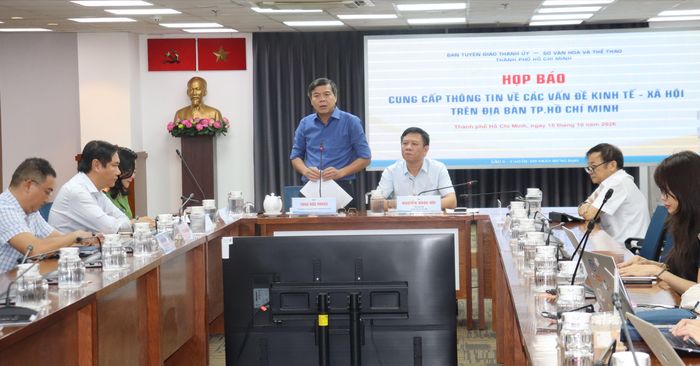  Đồng chí Tăng Hữu Phong chủ trì họp báo 