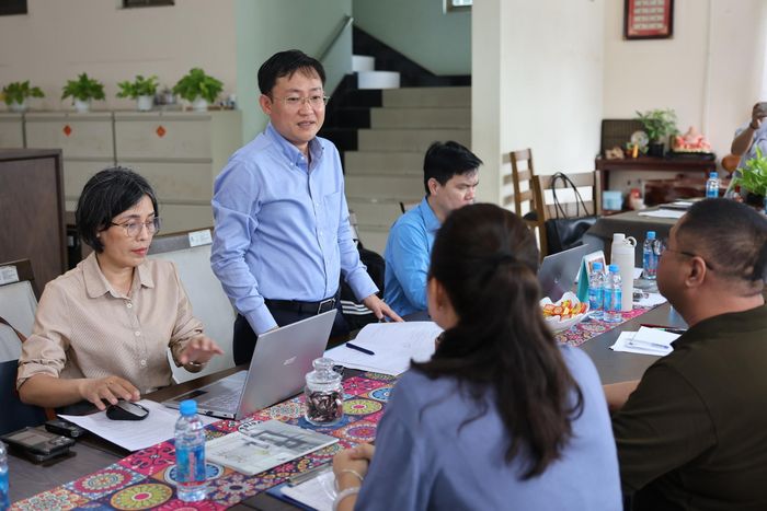  Đoàn giám sát làm việc tại Công ty TNHH Ding Xin Industrial, phường Tây Nam. Ảnh: Ý LINH 