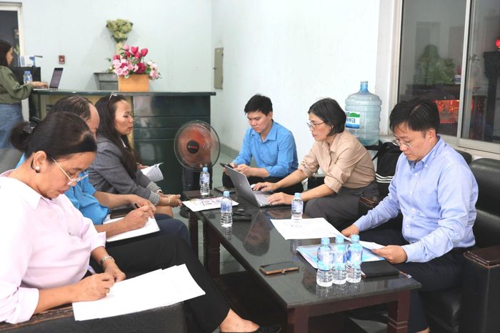  Đoàn giám sát làm việc tại Công ty TNHH Dệt Đông Tiến Hưng, phường Dĩ An 
