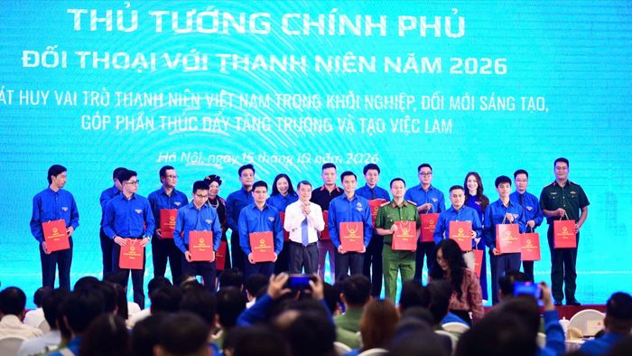Thủ tướng Lê Minh Hưng tặng quà 20 thanh niên đại diện tham gia chương trình đối thoại. Ảnh: ĐỖ TRUNG