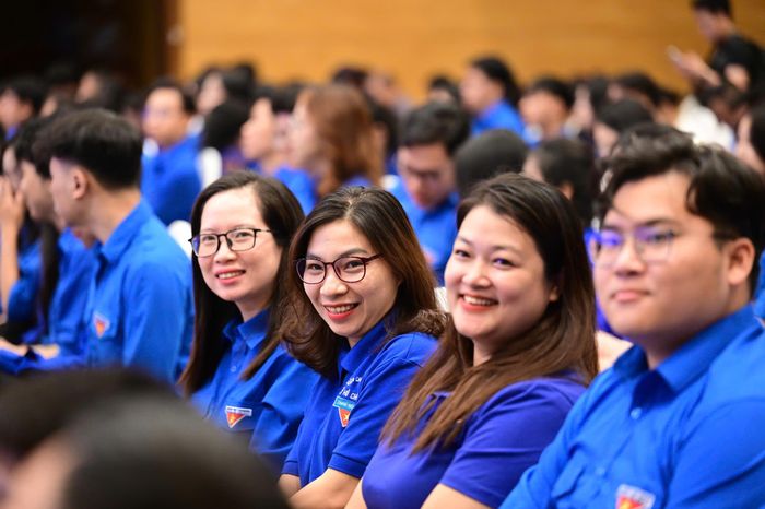 Các bạn thanh niên tham gia chương trình đối thoại. Ảnh: ĐỖ TRUNG