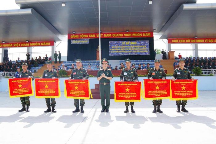  Thượng tướng Phạm Trường Sơn, Phó Tổng Tham mưu trưởng Quân đội nhân dân Việt Nam trao cờ tặng các đơn vị đoạt giải Nhất, Nhì, Ba toàn đoàn và Nhất, Nhì, Ba Lữ đoàn phòng không 