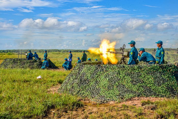  Lực lượng Phòng không nhân dân vận động đội hình và thực hành bắn mục tiêu bóng neo 