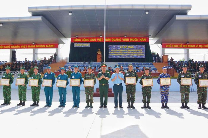  Ban Tổ chức trao bằng khen tặng các đơn vị đạt thành tích cao trong tham gia diễn tập chiến thuật, bắn đạn thật lực lượng phòng không 