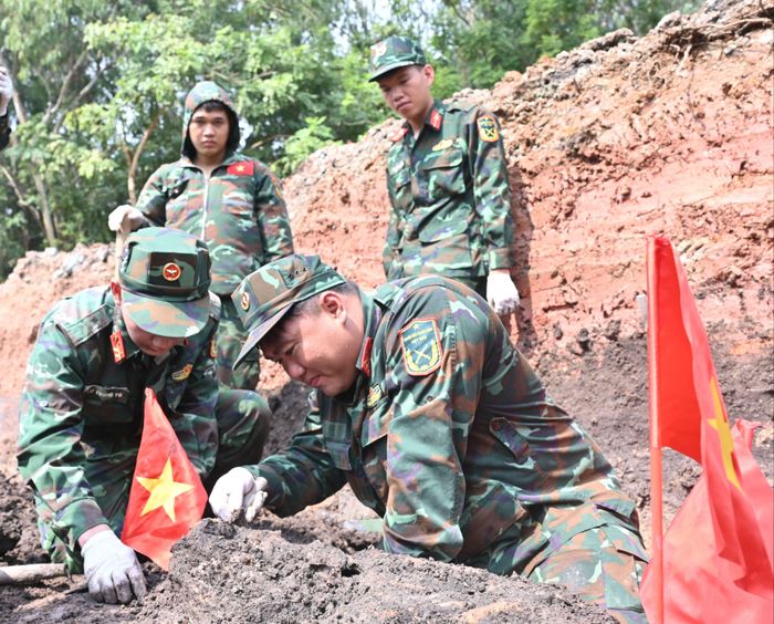 Công tác tìm kiếm, quy tập hài cốt tiếp tục được triển khai trong ngày 15-10