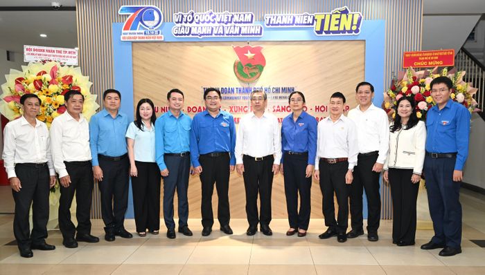  Đoàn công tác của Thường trực Thành ủy TPHCM đến thăm, chúc mừng Hội Liên hiệp Thanh niên Việt Nam TPHCM. Ảnh: VĂN MINH 