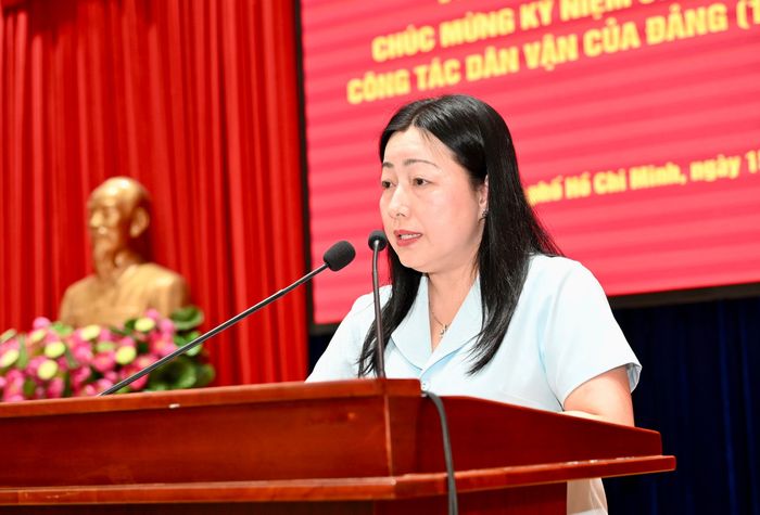  Đồng chí Trương Thanh Nga báo cáo công tác lãnh đạo, chỉ đạo thực hiện nhiệm vụ dân vận của Đảng. Ảnh: VĂN MINH 