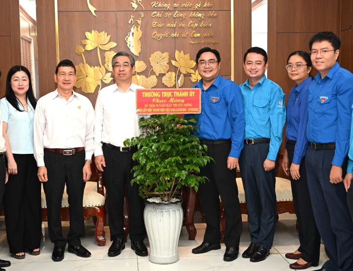  Đoàn công tác tặng cây xanh đến Hội Liên hiệp Thanh niên Việt Nam TPHCM. Ảnh: VĂN MINH 