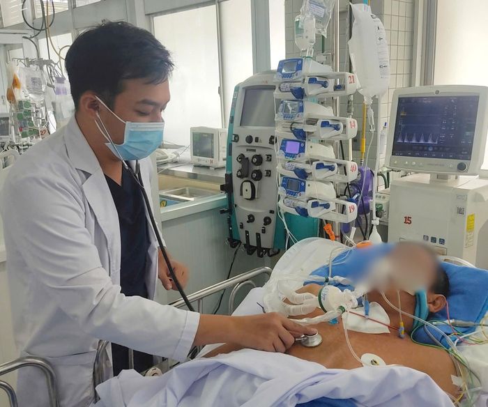 Bác sĩ nội trú chuyên ngành hồi sức cấp cứu tại Bệnh viện Chợ Rẫy.