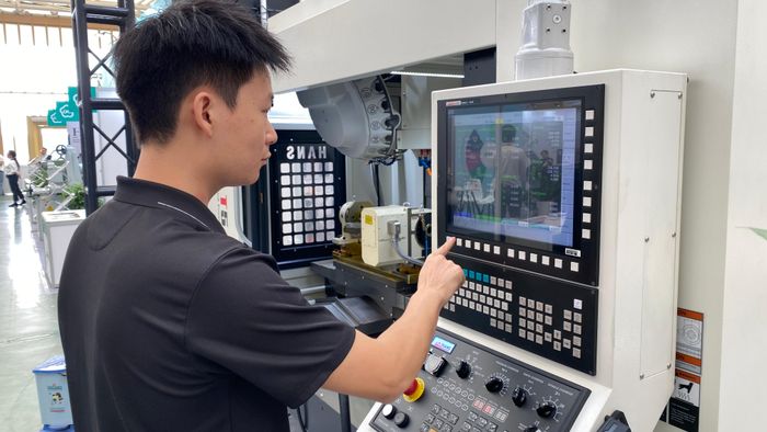  Doanh nghiệp nước ngoài đưa thiết bị, công nghệ mới đến giới thiệu tại triển lãm. Ảnh: PHÚC HẬU 