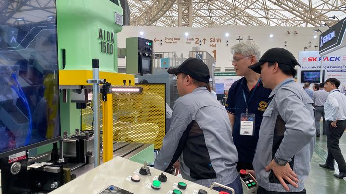  Hàng trăm loại thiết bị, công nghệ thuộc nhóm cơ khí, chế biến, đóng gói bao bì được giới thiệu tại triển lãm. Ảnh: PHÚC HẬU 