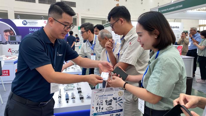  Các doanh nghiệp và đối tác tiến hành giao thương, quảng bá thương hiệu tại triển lãm. Ảnh: PHÚC HẬU 