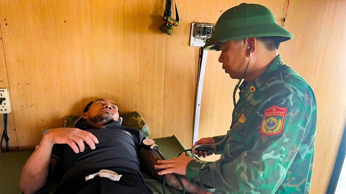 Thăm khám sức khỏe cho ngư dân gặp nạn trên biển.