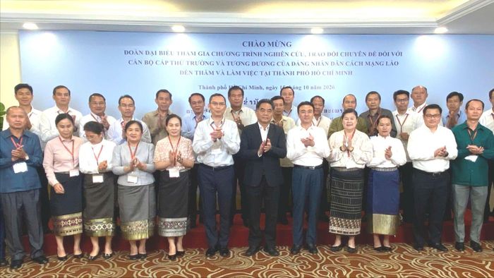  Đoàn đại biểu hai bên chụp ảnh lưu niệm. Ảnh: XUÂN HẠNH 
