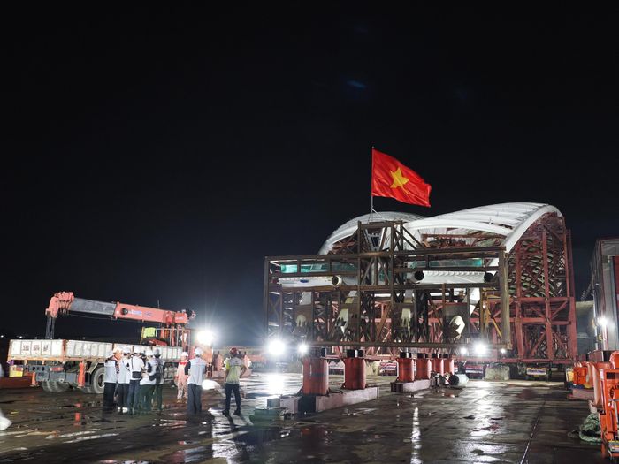 Lá cờ Tổ quốc nổi bật trên kết cấu vòm thép trong đêm chuẩn bị vận chuyển. Ảnh: HOÀNG HÙNG
