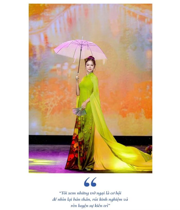 - Điều gì khiến chị lựa chọn kinh doanh áo dài? Khi hướng đến khách hàng trẻ, chị làm thế nào để vừa giữ giá trị truyền thống, vừa tạo sức hút cho sản phẩm trong bối cảnh thị trường thời trang liên tục thay đổi?