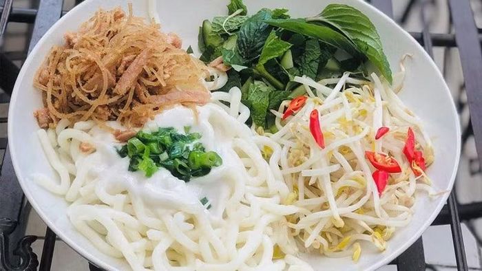 Một món ăn khác cũng góp phần làm phong phú bản đồ ẩm thực địa phương là bánh tằm bì Tân Châu. Những sợi bánh mềm dai được ăn cùng bì heo thái sợi và xíu mại đậm vị, tạo nên sự kết hợp thú vị giữa nhiều nguyên liệu. Ảnh: Bách hoá XANH