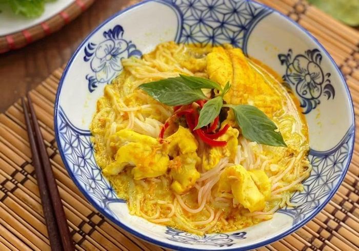 Bên cạnh đó, bún kèn cũng là đặc sản đáng thử khi ghé thăm vùng đất này. Nước dùng được chế biến từ cá xay nhuyễn, sả, tỏi, cà ri và nước cốt dừa, tạo nên màu vàng óng cùng vị béo thơm đặc trưng. Khi kết hợp với đu đủ bào, dưa leo, giá và rau thơm, món ăn trở nên hấp dẫn hơn nhờ sự cân bằng giữa vị béo và độ giòn tươi của rau củ. Ảnh: MIA.vn