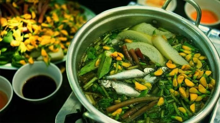 Đặc biệt, nếu ghé An Giang vào mùa nước nổi, du khách không nên bỏ qua canh chua cá linh. Cá linh được nấu cùng bông điên điển, bông súng hoặc rau muống, tạo nên món canh mang đậm hương vị mùa nước nổi miền Tây. Vị chua thanh của me hòa quyện với vị ngọt của cá và độ giòn tươi của rau, mang đến cảm giác dân dã mà cuốn hút. Ảnh: Bách hoá XANH