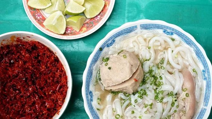 Nếu yêu thích những món ăn nóng hổi, du khách có thể thưởng thức bánh canh bò viên Bảy Núi. Món ăn nổi bật với những viên bò to tròn, dai giòn tự nhiên, hòa quyện cùng nước dùng ngọt đậm được hầm từ xương bò. Sợi bánh canh mềm dai, ăn kèm chân giò, rau sống và chút tương ớt cay nồng, mang đến hương vị đậm đà khó quên. Ảnh: ivivu