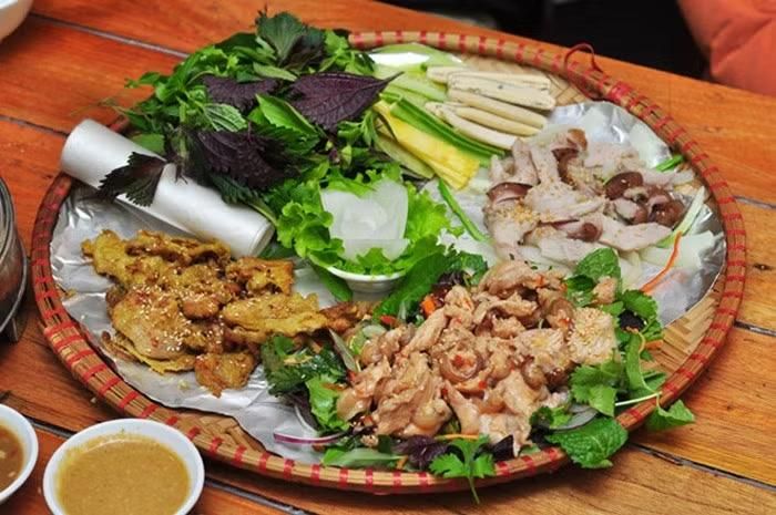 Khép lại hành trình khám phá những món ngon An Giang là bò bảy món Núi Sam, lựa chọn quen thuộc của nhiều du khách khi đến khu vực này. Thịt bò được chế biến thành nhiều món như bò nhúng giấm, bò lúc lắc, bò lụi, bò luộc và cháo bò, mỗi món mang một hương vị riêng. Từ cách chế biến thanh nhẹ đến đậm đà, thực khách có thể cảm nhận sự đa dạng trong cách thưởng thức thịt bò tại địa phương. Ảnh: ivivu