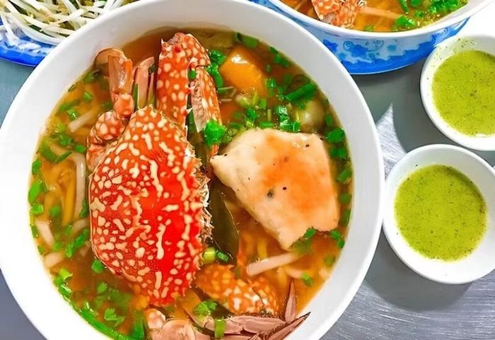 Cũng là một món bánh canh hấp dẫn, bánh canh ghẹ chả lại chinh phục thực khách bằng vị ngọt tự nhiên của hải sản. Nước dùng thơm đậm kết hợp với thịt ghẹ xé nhỏ, chả cá chiên vàng và chả tôm dai mềm tạo nên tổng thể hài hòa. Để cảm nhận trọn vẹn hương vị, món ăn nên được thưởng thức khi còn nóng, có thể thêm chút tiêu xay và chanh tươi tùy khẩu vị. Ảnh: Arttimes