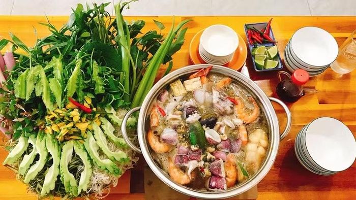 Đến Châu Đốc, du khách còn có cơ hội thưởng thức lẩu mắm – món ăn nổi bật bởi hương thơm đặc trưng và vị đậm đà của mắm cá. Nồi lẩu thường có cá, tôm, mực, thịt ba chỉ cùng nhiều loại rau ăn kèm như bông súng, rau muống và bông điên điển. Ảnh: Bách hoá XANH