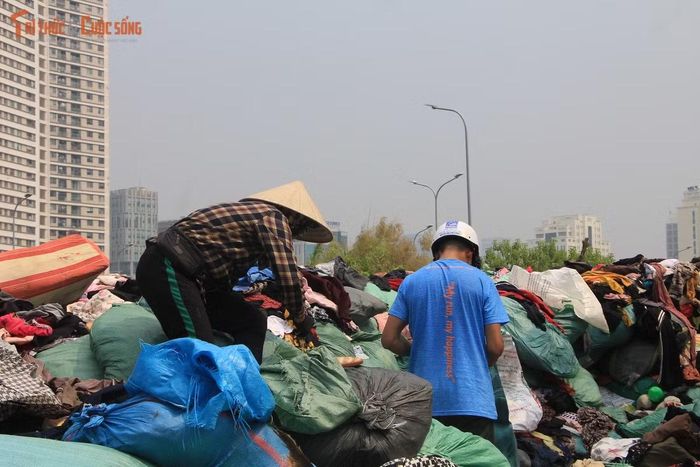 Với khối lượng quần áo lớn được tập kết trong thời gian dài, việc làm rõ ai đưa số đồ này đến, quá trình tập kết diễn ra như thế nào và vì sao chúng không được xử lý kịp thời là điều cần thiết.