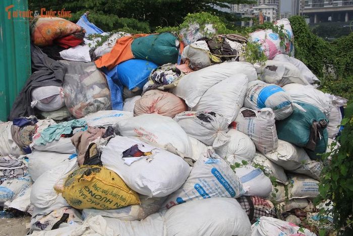 Lãnh đạo UBND phường Từ Liêm cho biết công ty môi trường đang tiến hành thu dọn số quần áo nói trên và vận chuyển về bãi rác tại Sóc Sơn để xử lý theo quy định. Chính quyền địa phương dự kiến công việc sẽ hoàn thành trong khoảng 2-3 ngày, trả lại cảnh quan cho khu vực.