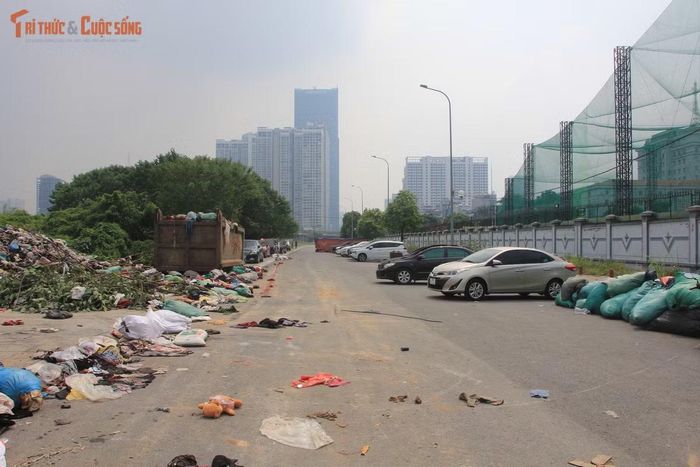 Một khối lượng đồ lớn không thể tự nhiên xuất hiện và tăng lên qua nhiều tháng. Quá trình tập kết, việc quản lý khu đất, trách nhiệm của người đưa đồ đến và biện pháp ngăn chặn cần được làm rõ trên cơ sở xác minh thực tế.