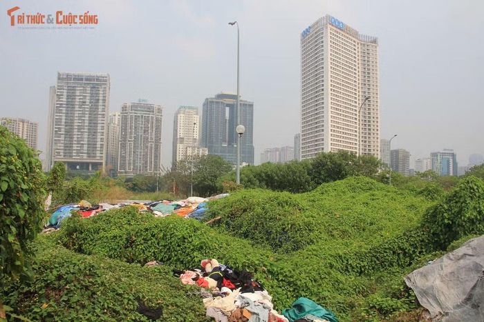 Được biết, máy xúc đã được huy động đến khu vực để phục vụ công tác thu dọn. Quần áo được các công nhân chuyển lên xe chuyên dụng, sau đó vận chuyển đi nơi khác để xử lý theo quy định.