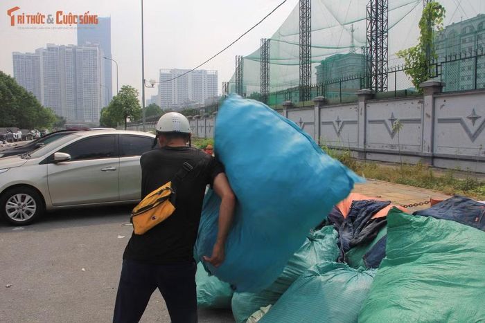 Nếu đây là chất thải cần xử lý, việc tập kết kéo dài tại khu đất ven đường càng đòi hỏi phải xác định rõ trách nhiệm và phương án khắc phục theo quy định.