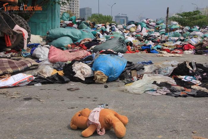 Số lượng lớn quần áo, chăn, vải cũ tại đây tồn tại trong thời gian dài, gây mất mỹ quan đô thị và tiềm ẩn nguy cơ ảnh hưởng đến môi trường xung quanh. Điều đáng nói, đây không phải một vài túi đồ bị bỏ quên mà là khối lượng quần áo lớn được tập kết liên tục, tăng dần theo thời gian.