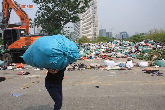 Nếu quần áo được thu gom với mục đích tái sử dụng, việc không có phương án bảo quản, phân loại và xử lý kịp thời đã khiến nhiều vật dụng có thể còn giá trị sử dụng bị hư hỏng.