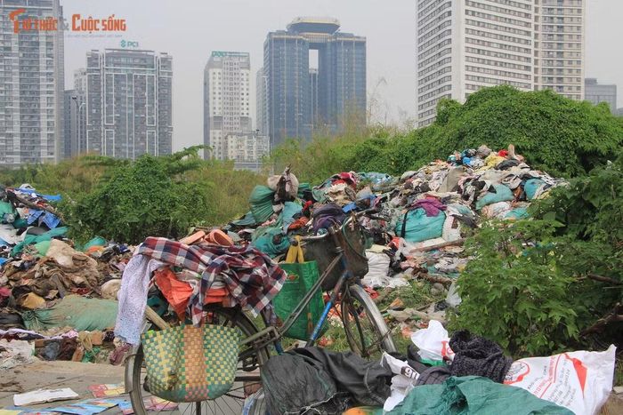 Để tránh một “núi” quần áo khác xuất hiện, điều quan trọng hơn là phải làm rõ nguồn gốc số đồ, xác định người liên quan và xử lý trách nhiệm trên cơ sở kết quả xác minh của cơ quan chức năng.