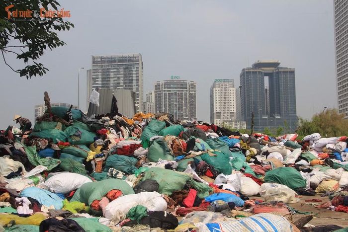 Phần lớn số đồ này không được bảo quản, phơi mưa nắng trong thời gian dài, dẫn đến ẩm mốc, bốc mùi và hư hại, nhiều món không còn khả năng sử dụng. Địa điểm tập kết nằm tại khu vực dự án đường nối từ đường Phạm Hùng đến đường Lê Đức Thọ, thuộc phường Từ Liêm, cách đường Phạm Hùng khoảng hơn 100m.