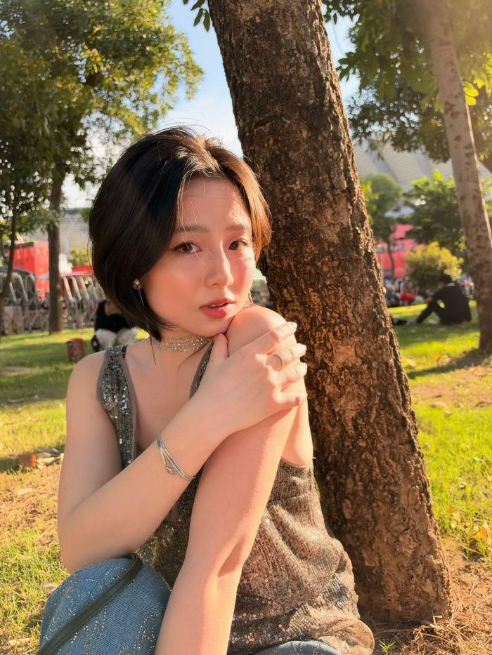Lần thay đổi diện mạo này được Nam Thương thực hiện trước chuyến đi xem concert của The Weeknd - thần tượng mà cô yêu thích. Mái tóc ngắn kết hợp cùng trang phục ánh kim tạo nên hình ảnh phóng khoáng, nổi bật hơn thường ngày.