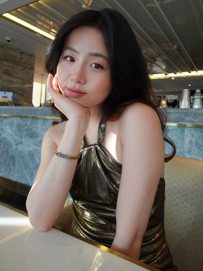 Nam Thương tên đầy đủ Nguyễn Nam Thương, sinh năm 1995. Cô từng được truyền thông gọi là “cô gái mặt vuông xinh nhất làng hot girl Việt” nhờ nét mặt bầu bĩnh và khác với chuẩn V-line từng thịnh hành.